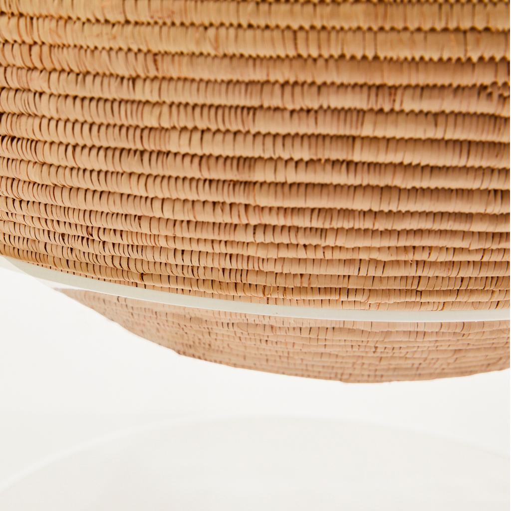 Table d'appoint moderne de style africain Ntombi en acrylique Lucite et gazon Zulu tissé à la main en vente 3
