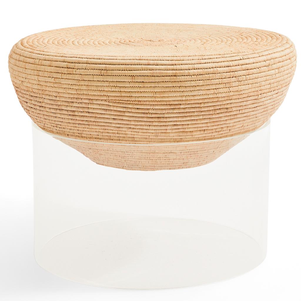 La table d'appoint Ntombi présente une forte esthétique ethnique et africaine. Cette table d'appoint moderne a une base en acrylique transparent qui supporte un tambour conique tissé à la main. Le tissage est réalisé par un groupe de femmes