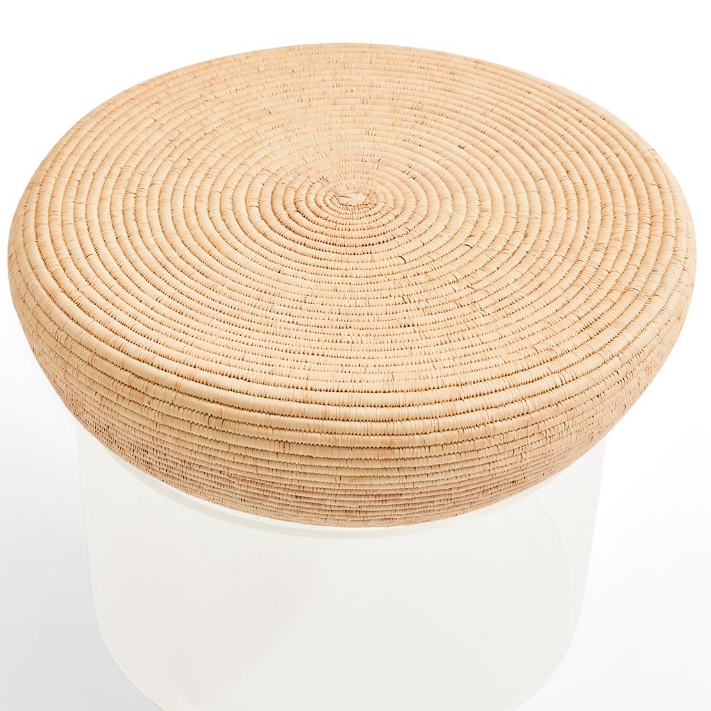 Sud-africain Table d'appoint moderne de style africain Ntombi en acrylique Lucite et gazon Zulu tissé à la main en vente