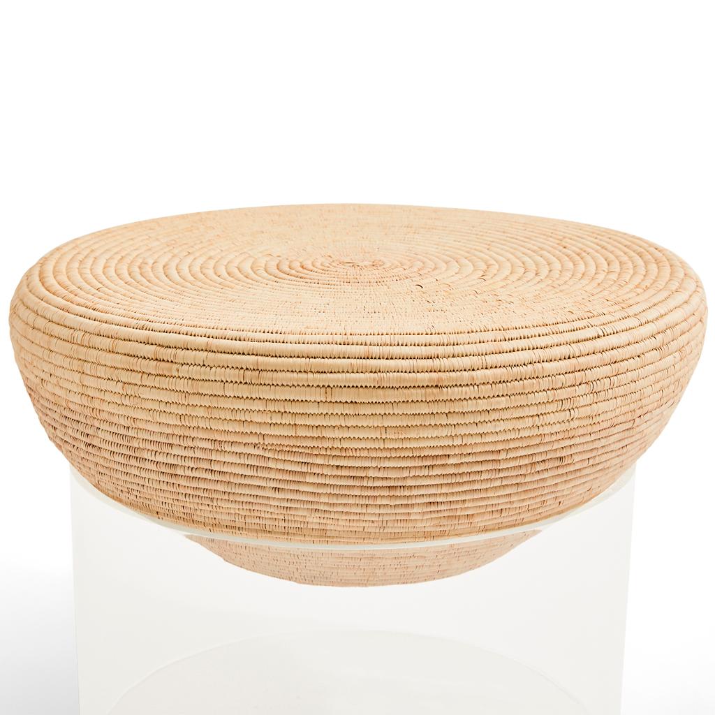 Tissé à la main Table d'appoint moderne de style africain Ntombi en acrylique Lucite et gazon Zulu tissé à la main en vente