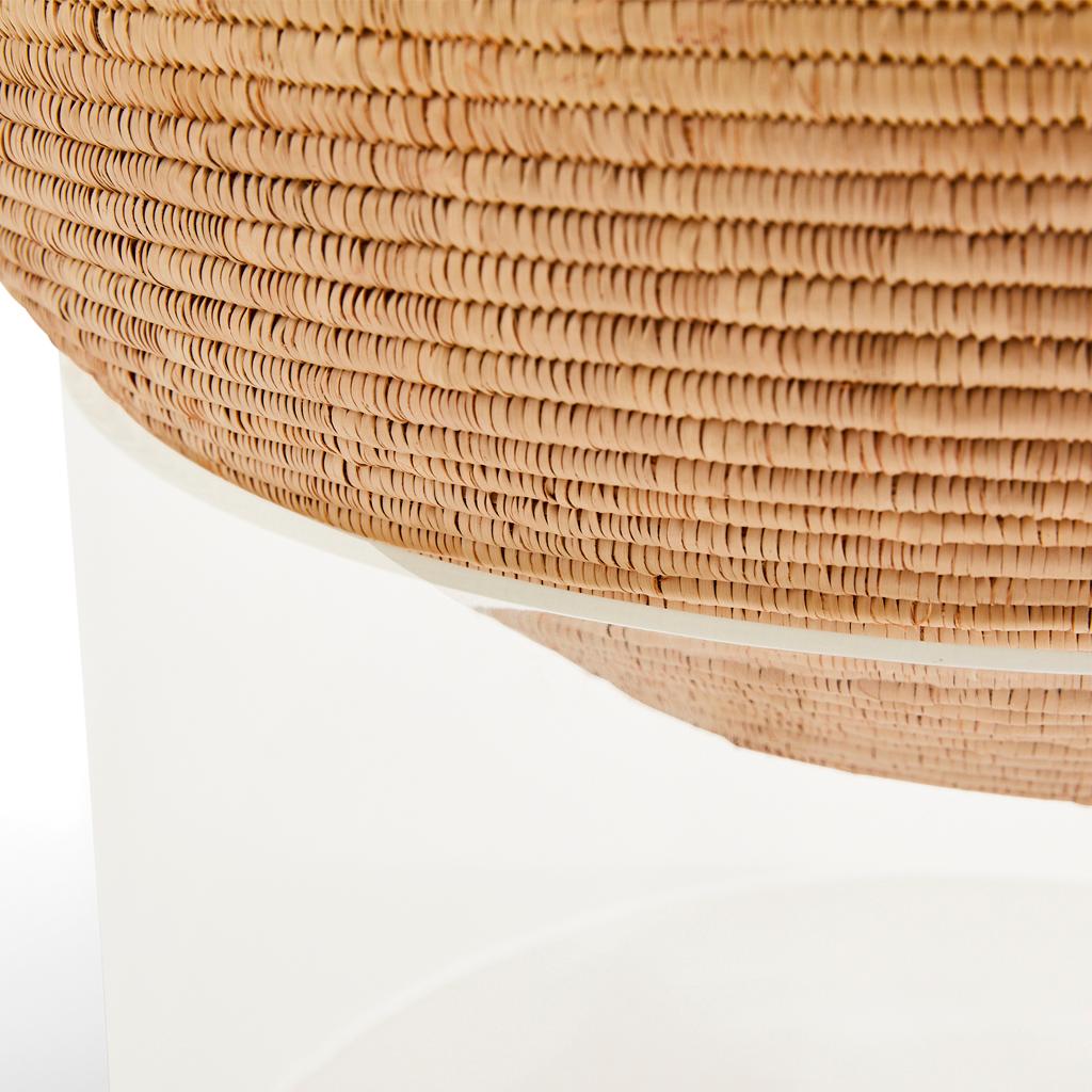 Acrylique Table d'appoint moderne de style africain Ntombi en acrylique Lucite et gazon Zulu tissé à la main en vente