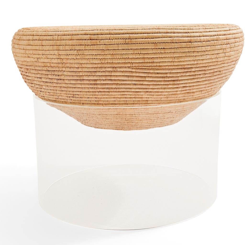 Table d'appoint moderne de style africain Ntombi en acrylique Lucite et gazon Zulu tissé à la main en vente 1