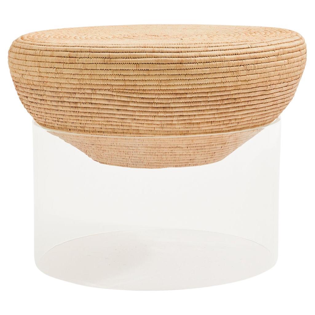 Table d'appoint moderne de style africain Ntombi en acrylique Lucite et gazon Zulu tissé à la main en vente