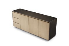 Buffet moderne en chêne et bronze conçu par Greg Sheres ; "Barcelone"  En stock