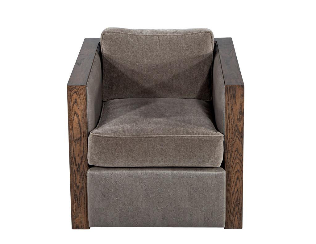 Der Modern Oak and Leather Lounge Chair ist die perfekte Ergänzung für jeden modernen Wohnbereich. Dieser luxuriöse Sessel hat ein wunderschönes Gestell aus strukturierter Eiche, das jedem Raum einen Hauch von Raffinesse verleiht. Das schlichte