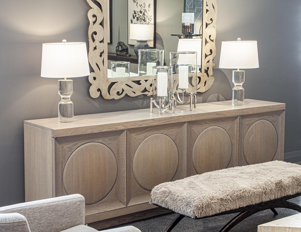 Bringen Sie natürliche Schönheit und funktionales Design in Ihren Raum mit diesem modernen Buffetschrank aus amerikanischer Produktion. Er ist aus wunderschönem Eichenholz gefertigt und zeichnet sich durch ein einzigartiges konisches Design an den