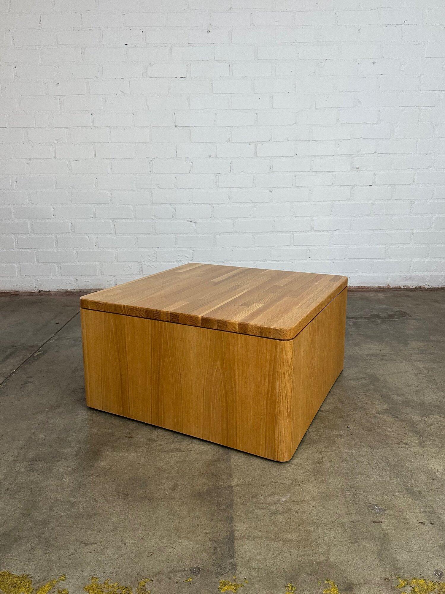 Table basse moderne en chêne avec coins arrondis en vente 3