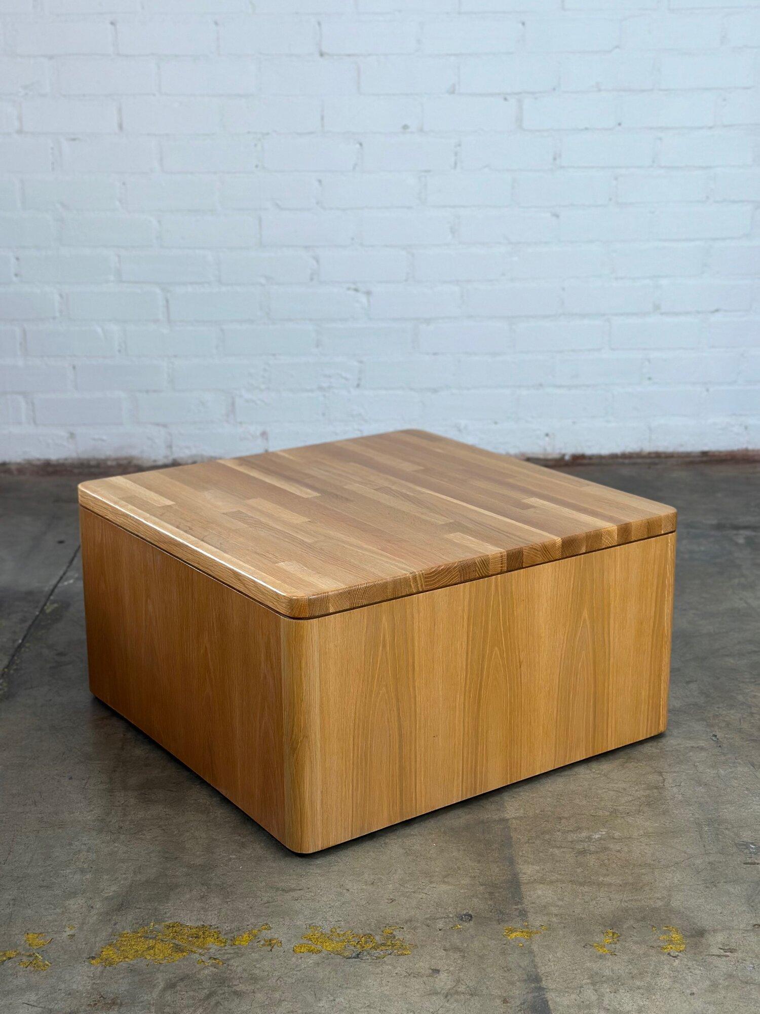 Modern Oak Coffee Table with Rounded Corners In Good Condition For Sale In Los Angeles, CA