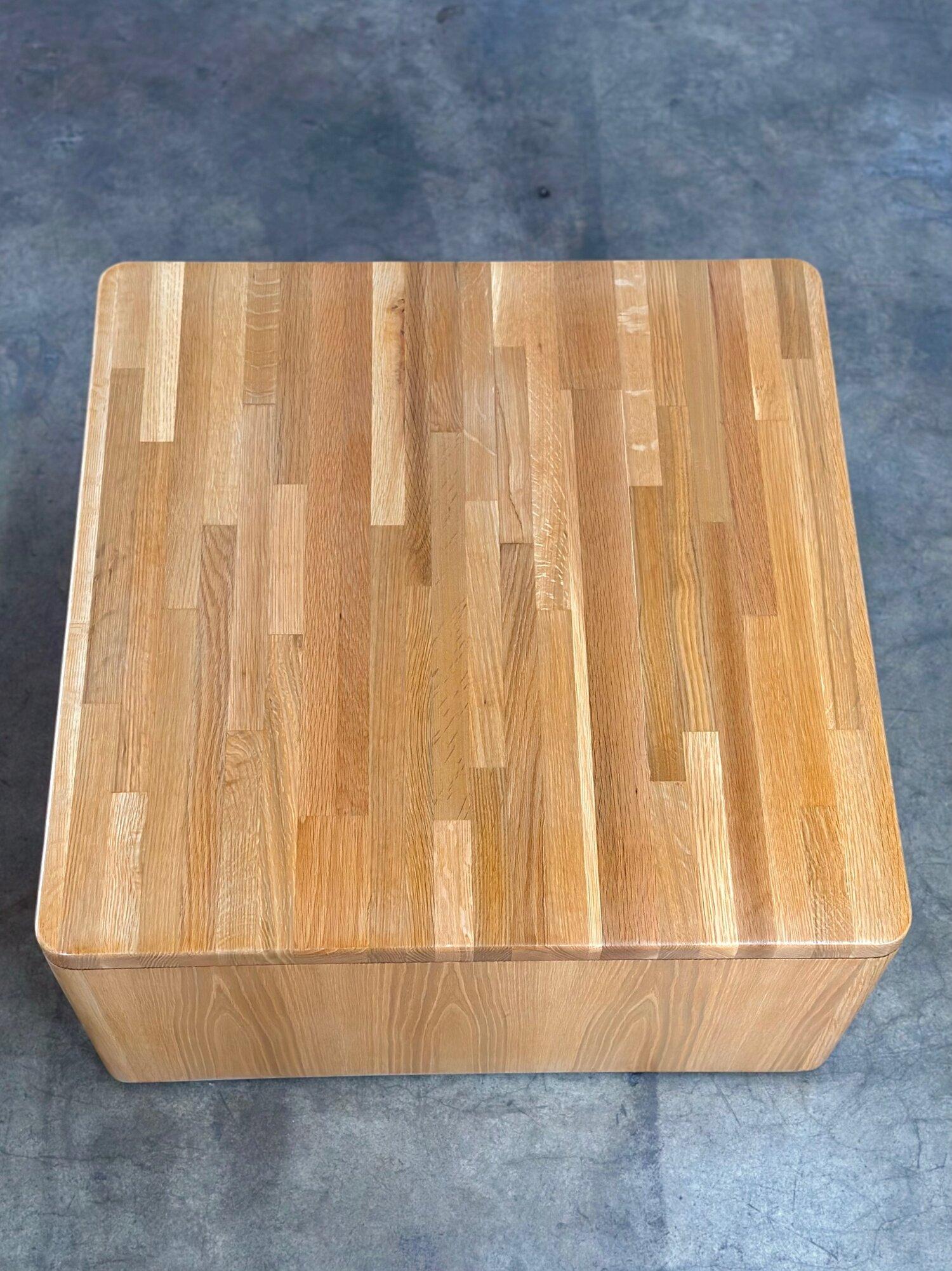 Moderne Table basse moderne en chêne avec coins arrondis en vente