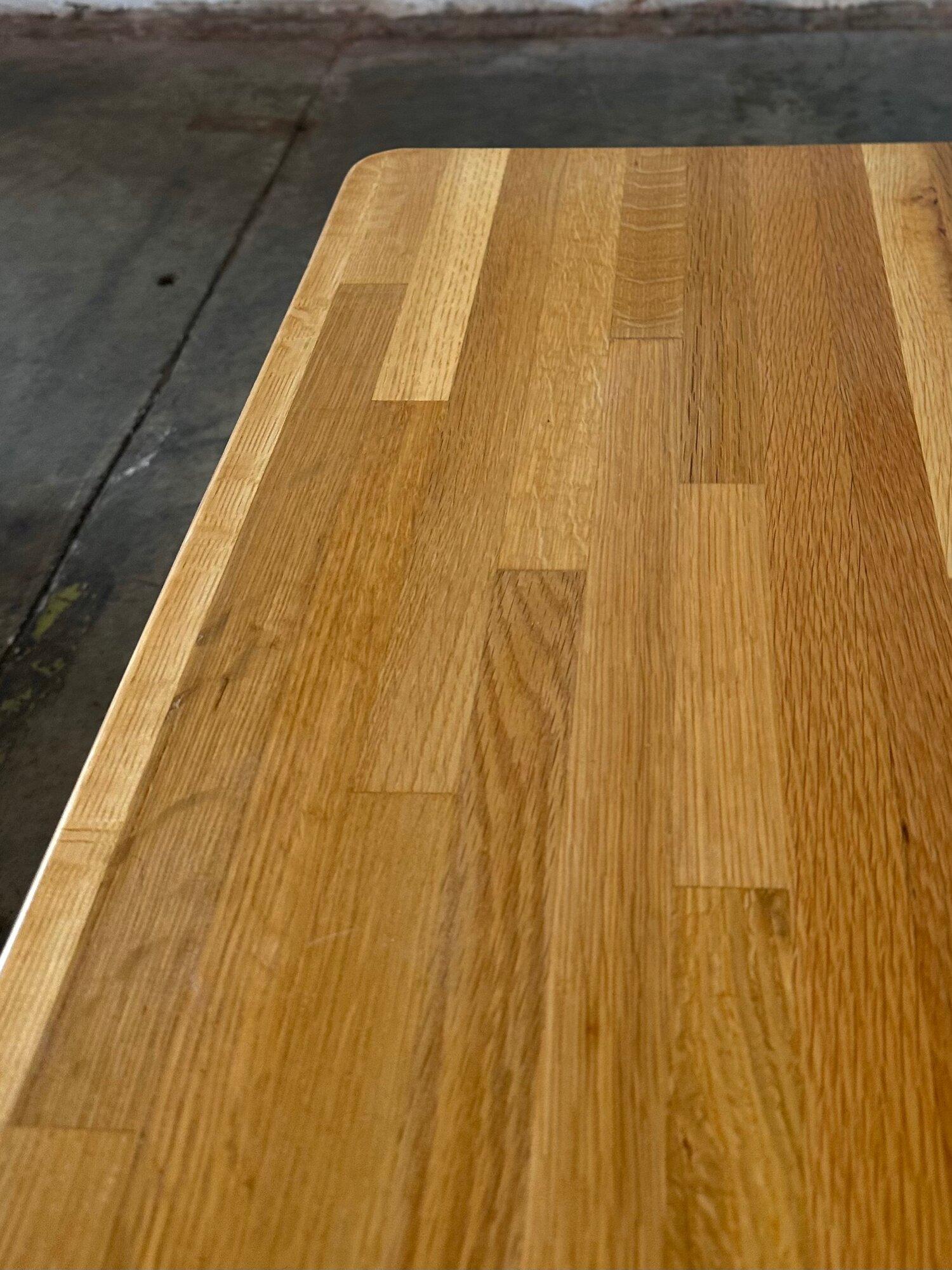 Table basse moderne en chêne avec coins arrondis Bon état - En vente à Los Angeles, CA