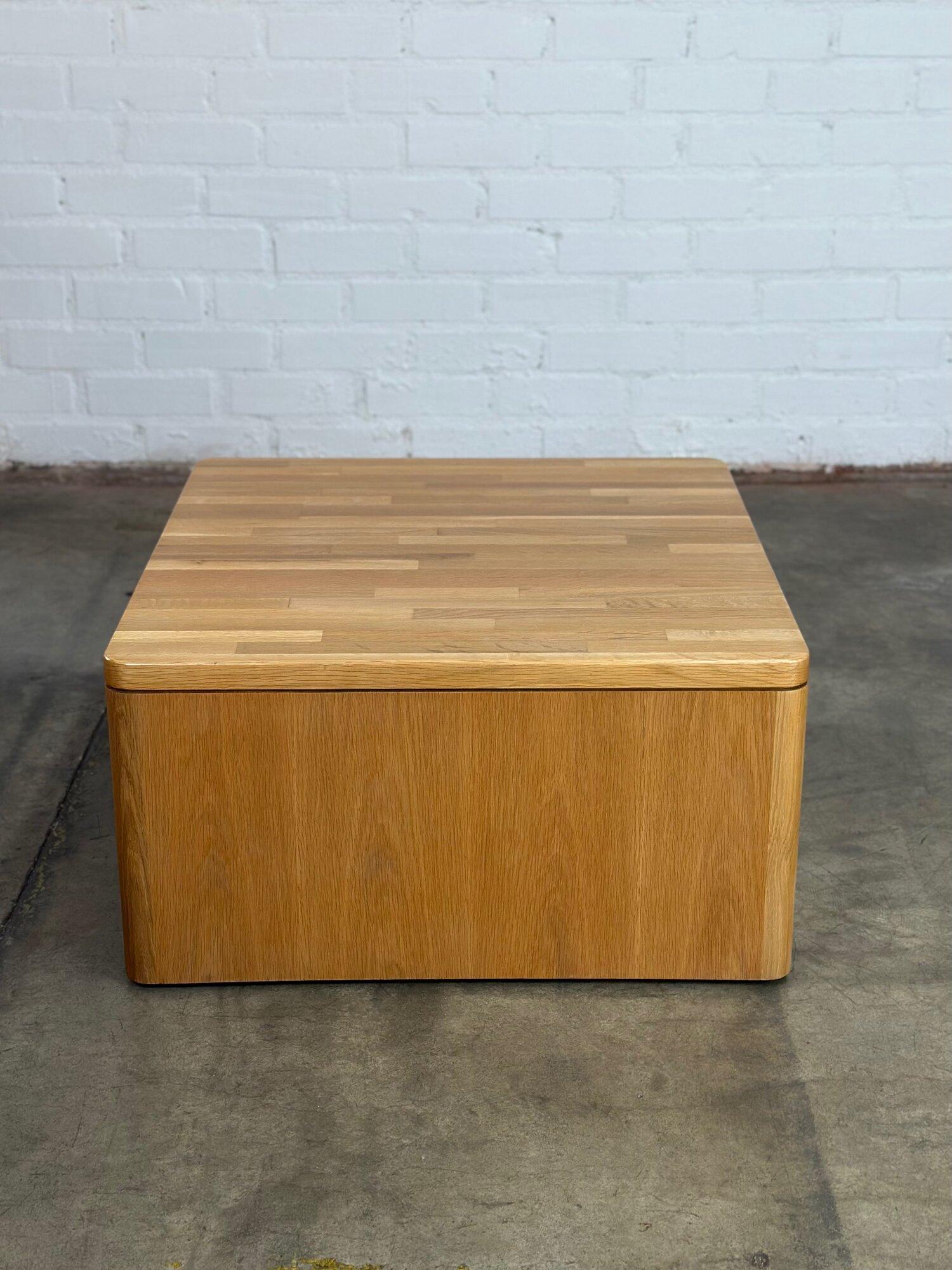 Chêne Table basse moderne en chêne avec coins arrondis en vente