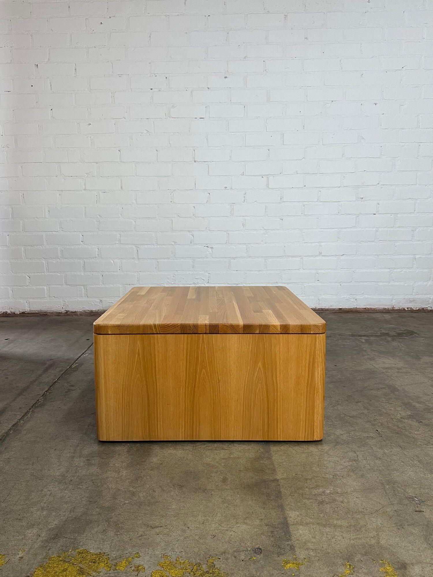 Table basse moderne en chêne avec coins arrondis en vente 2