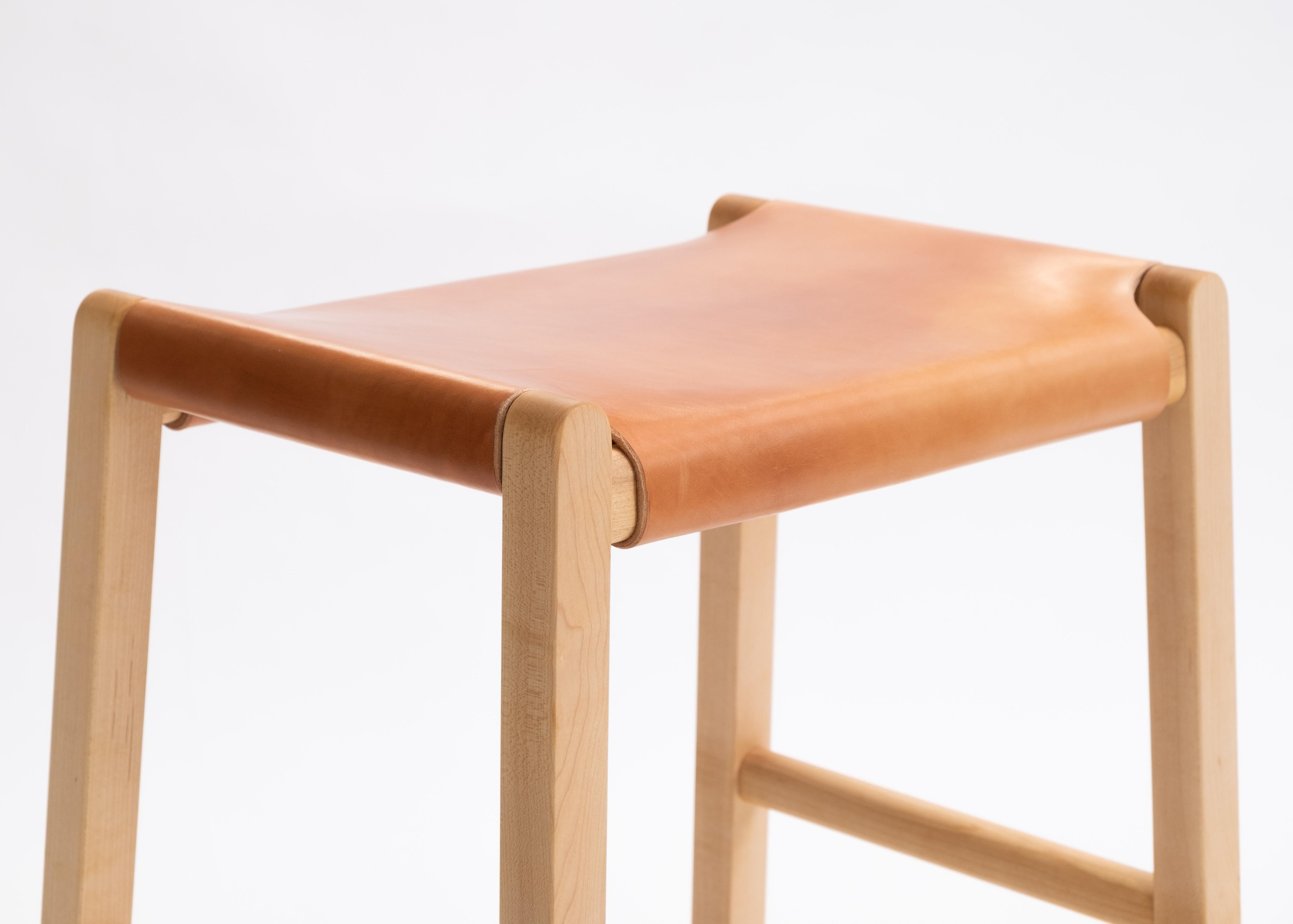 Tabouret de comptoir moderne en chêne avec assise en cuir lambrissée Neuf - En vente à Ottawa, CA