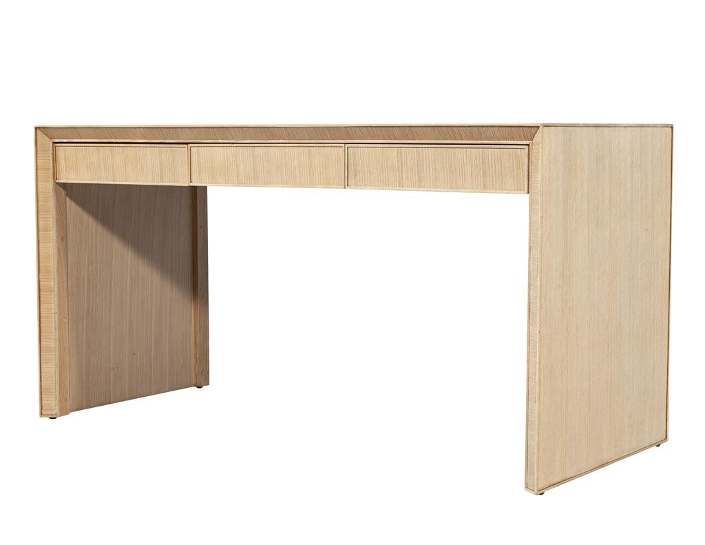 Moderner Eichenschreibtisch in naturgebleichter Ausführung im Angebot 4