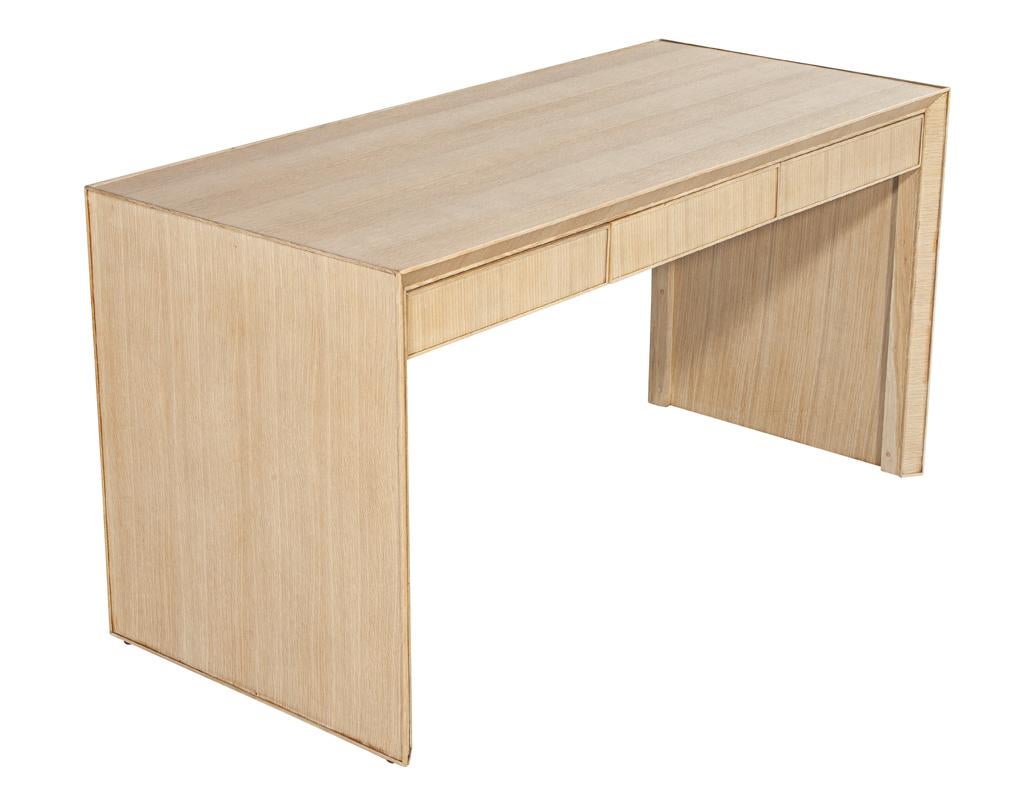 Moderner Eichenschreibtisch in naturgebleichter Ausführung im Angebot 5