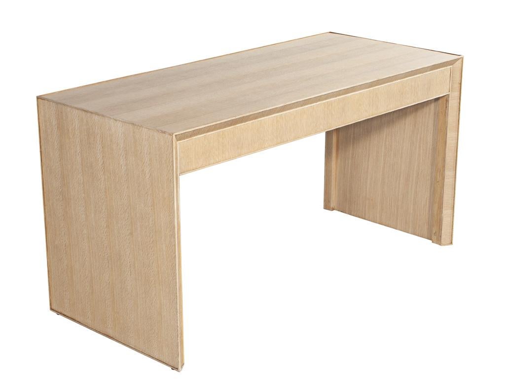 Moderner Eichenschreibtisch in naturgebleichter Ausführung im Angebot 6