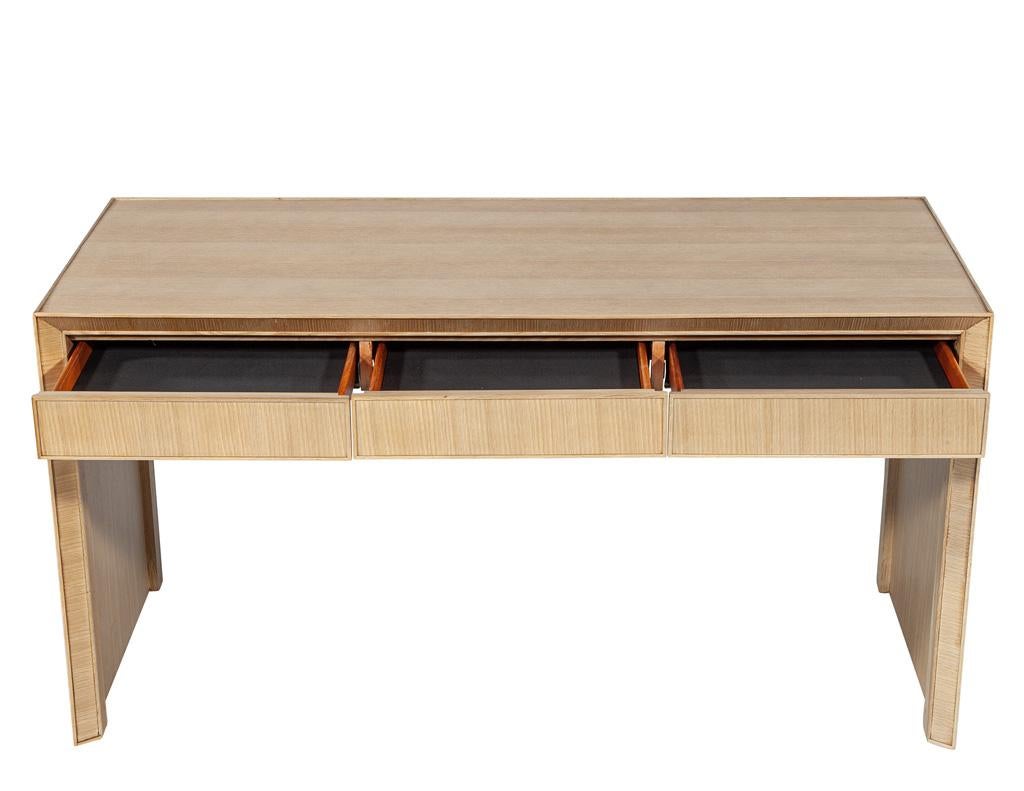 Wir stellen Ihnen unseren atemberaubenden modernen Eichenschreibtisch vor, eine perfekte Mischung aus schlichter Einfachheit und funktionaler Eleganz. Der aus hochwertiger Eiche gefertigte und in einem natürlichen, hellen Farbton gehaltene