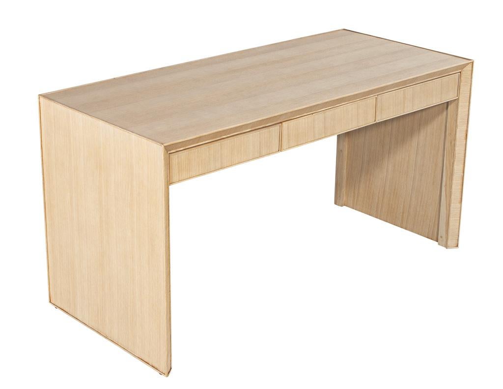 Moderner Eichenschreibtisch in naturgebleichter Ausführung (21. Jahrhundert und zeitgenössisch) im Angebot