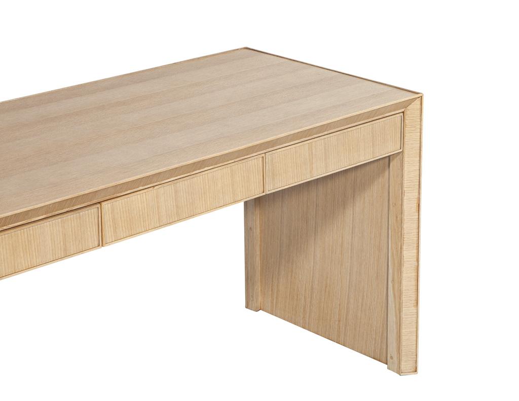 Moderner Eichenschreibtisch in naturgebleichter Ausführung (Eichenholz) im Angebot