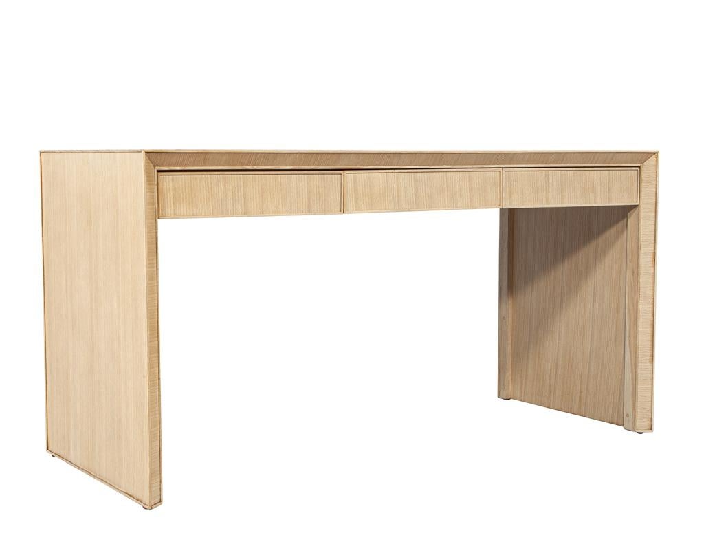 Moderner Eichenschreibtisch in naturgebleichter Ausführung im Angebot 1