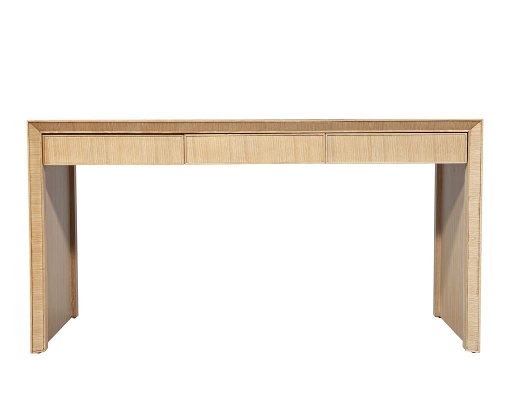 Moderner Eichenschreibtisch in naturgebleichter Ausführung im Angebot 2