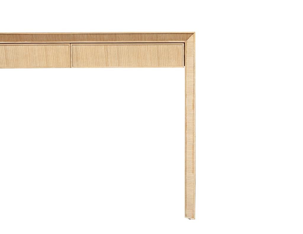 Moderner Eichenschreibtisch in naturgebleichter Ausführung im Angebot 3