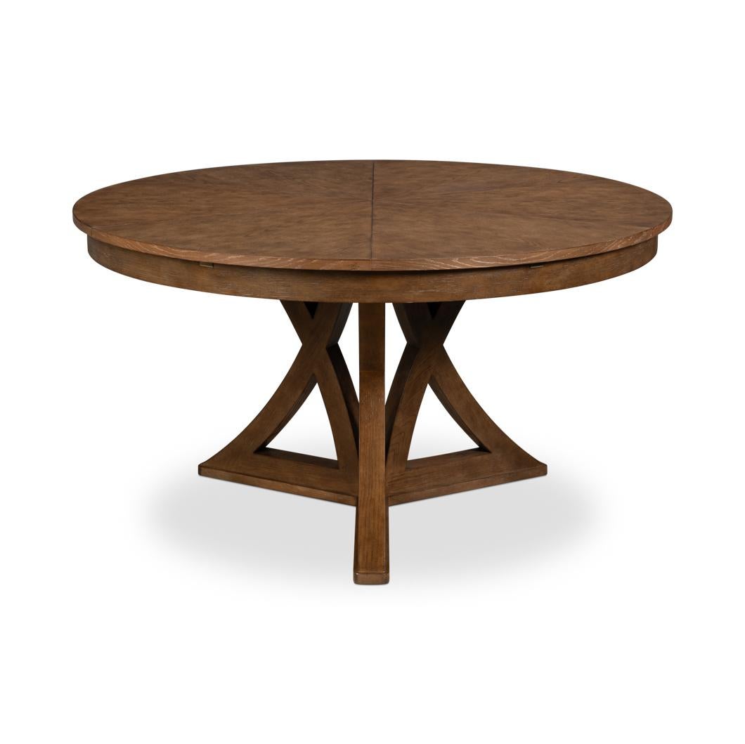 Fabriquée en chêne dans une finition chêne moyen vison clair, la table présente un plateau à motif radial saisissant et une base géométrique unique qui allie l'élégance au style contemporain. 

Avec un mécanisme d'extension repensé, fabriqué en