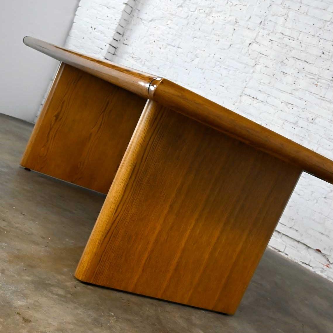 Großer moderner Ess- oder Konferenztisch aus Eiche im Trestle-Stil mit Bullnose-Rand im Angebot 2