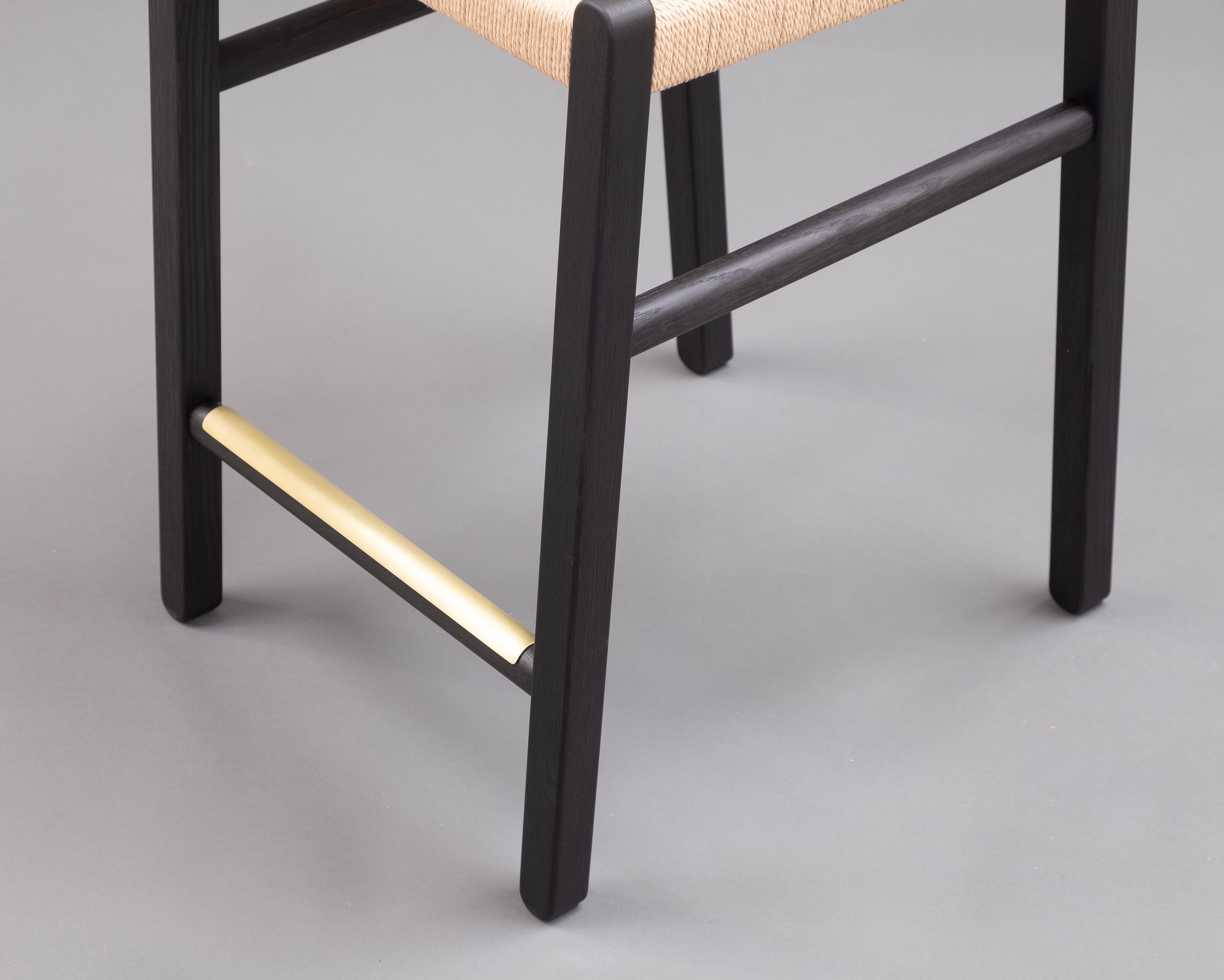 Moderner Eichenholzhocker mit niedriger Rückenlehne und handgewebtem Sitz aus dänischer Kordel (21. Jahrhundert und zeitgenössisch) im Angebot