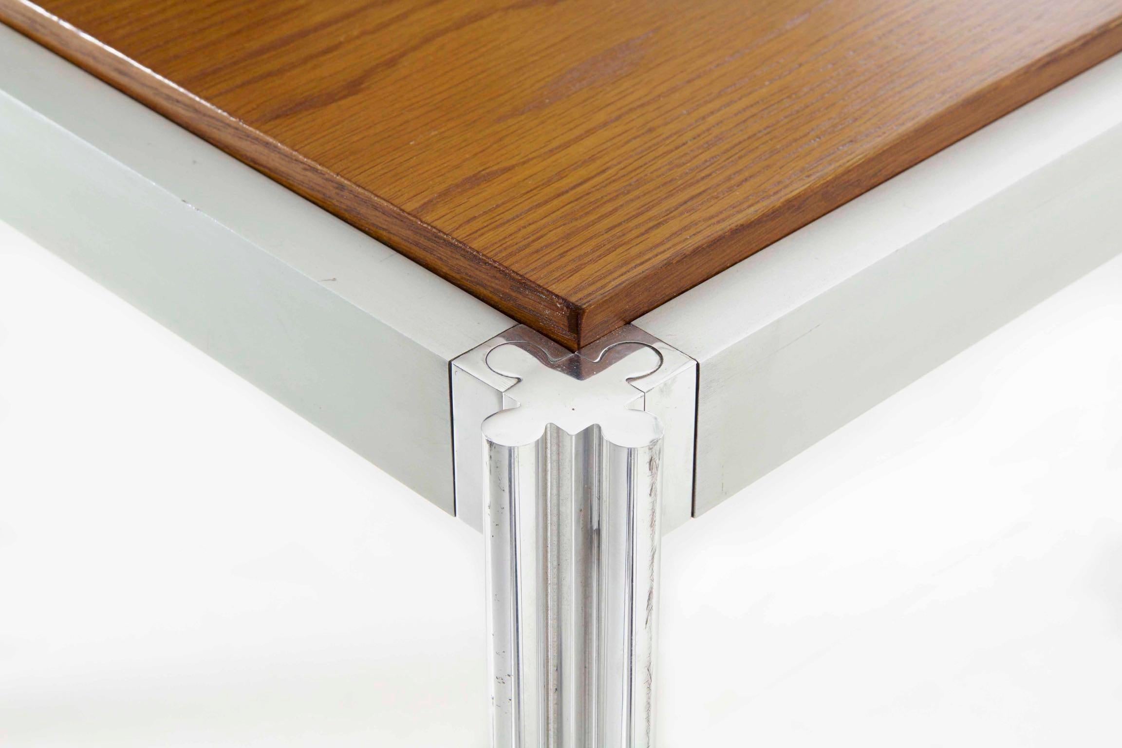Moderner Esstisch aus Eiche und poliertem Aluminium mit Shamrock-Beinen von Jens Risom im Angebot 5