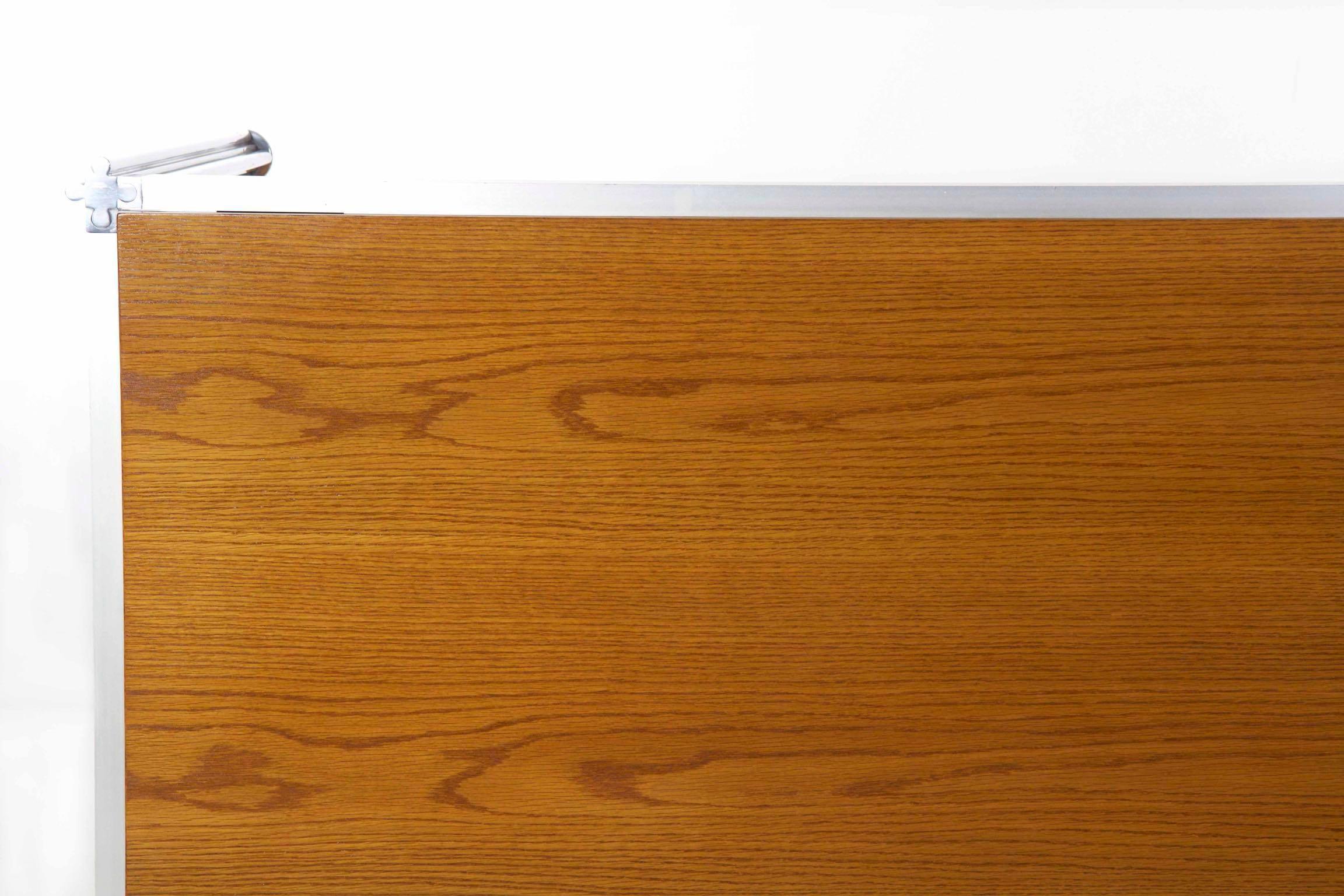 Table de salle à manger moderne en chêne et aluminium poli avec pieds Shamrock de Jens Risom en vente 5