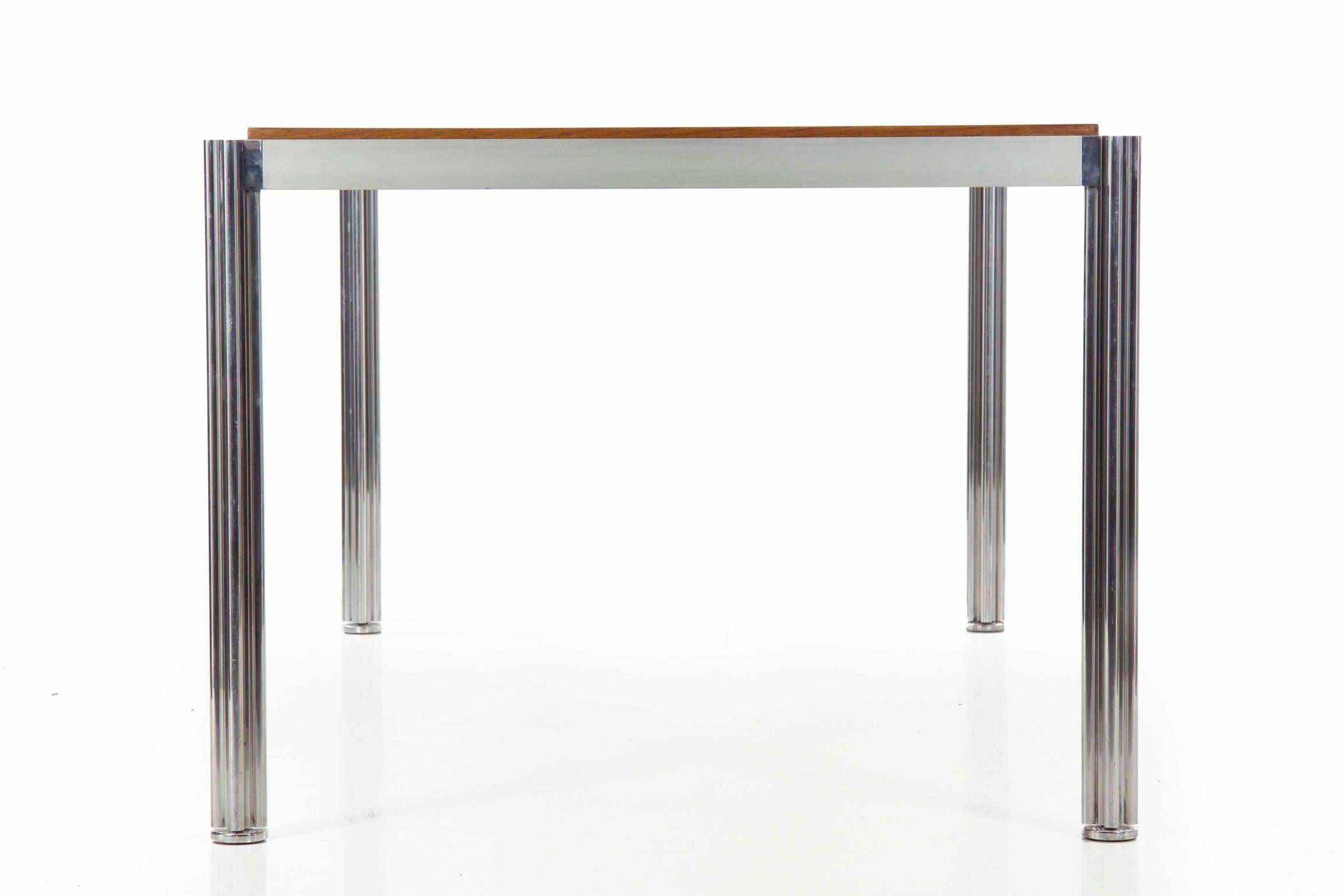 Brossé Table de salle à manger moderne en chêne et aluminium poli avec pieds Shamrock de Jens Risom en vente
