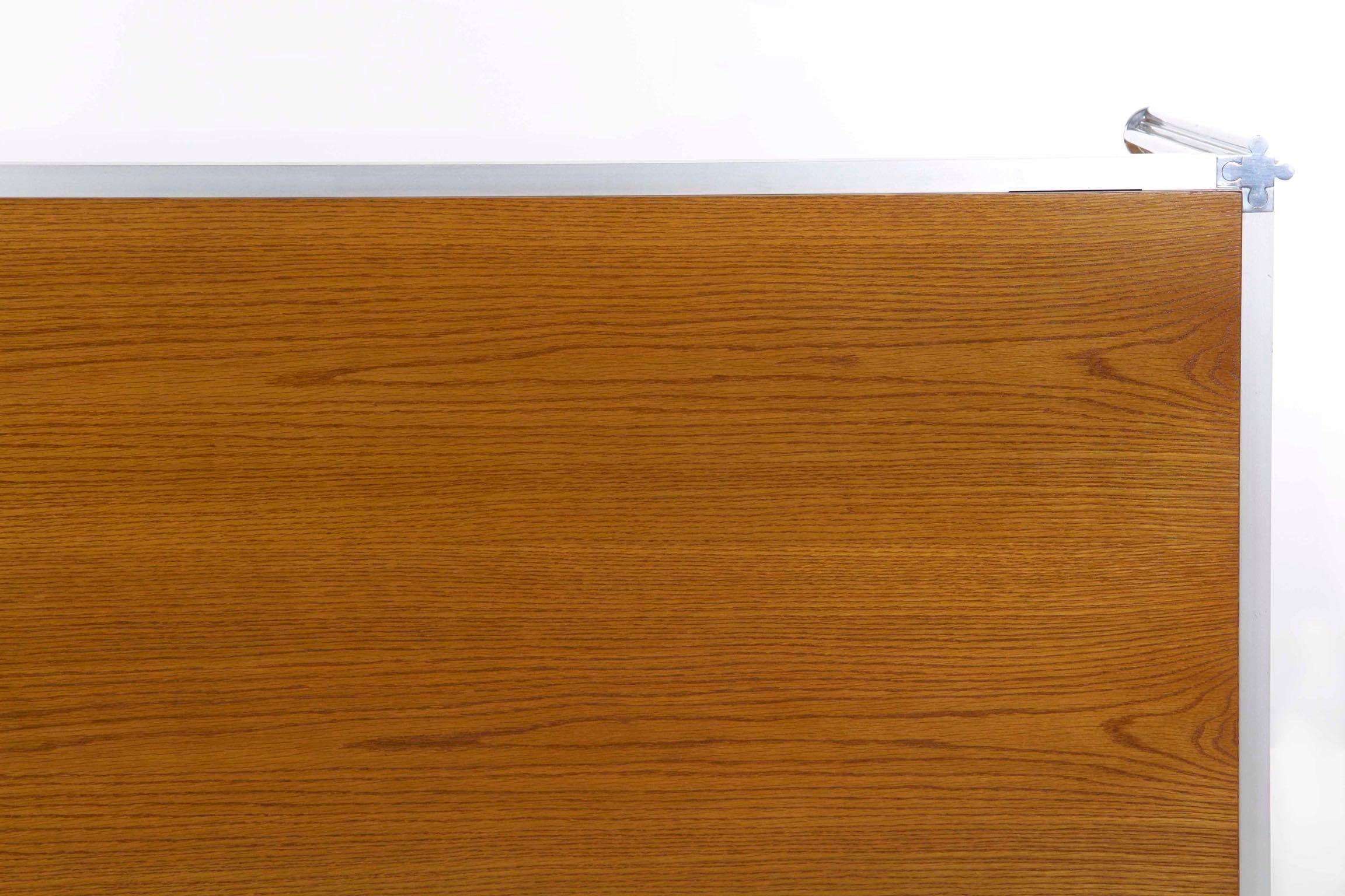 Aluminium Table de salle à manger moderne en chêne et aluminium poli avec pieds Shamrock de Jens Risom en vente