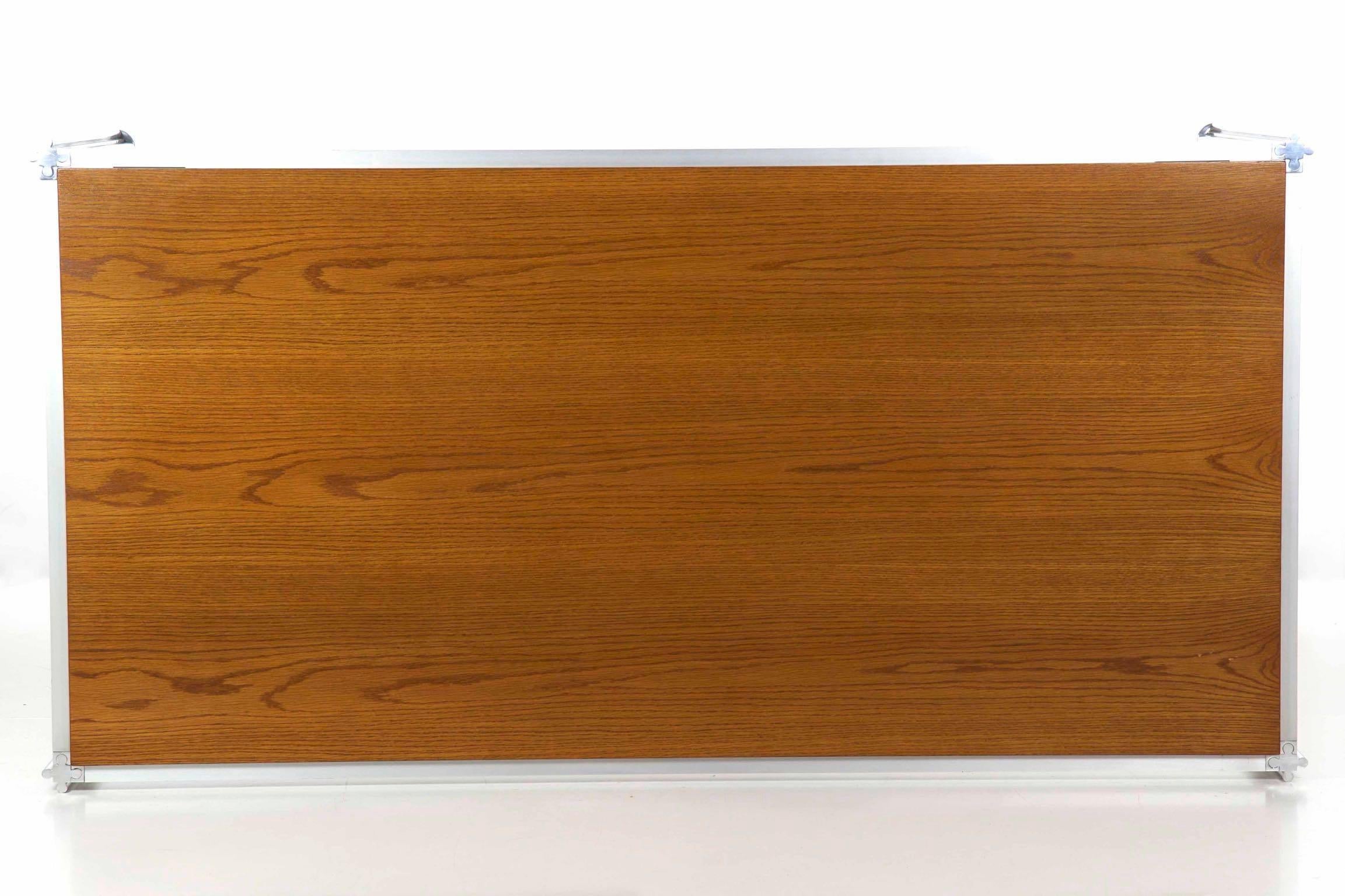 Table de salle à manger moderne en chêne et aluminium poli avec pieds Shamrock de Jens Risom en vente 2
