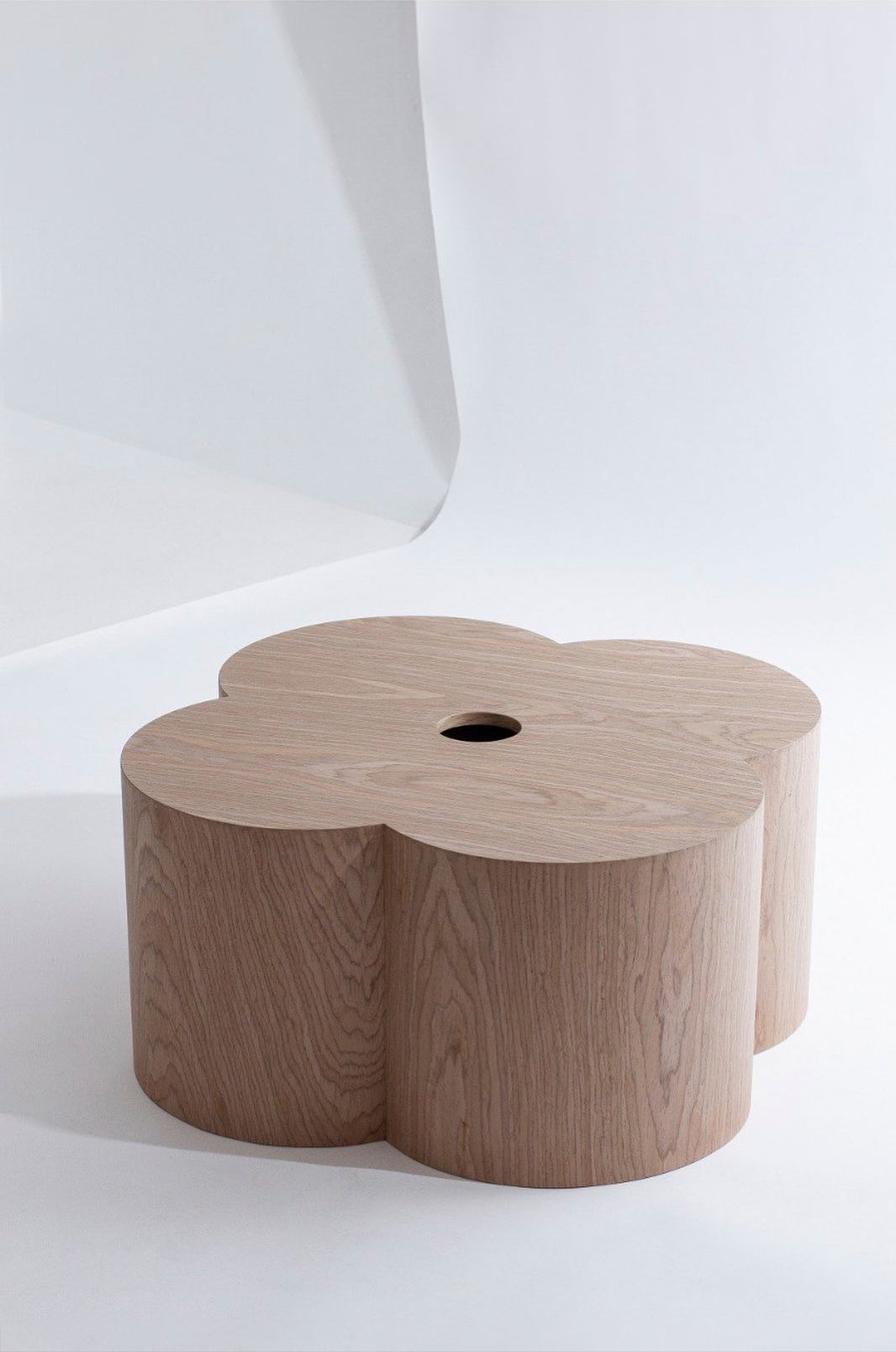 Modern Oak Veneer Minimalist Table: Sleek Design for Contemporary Living Spaces