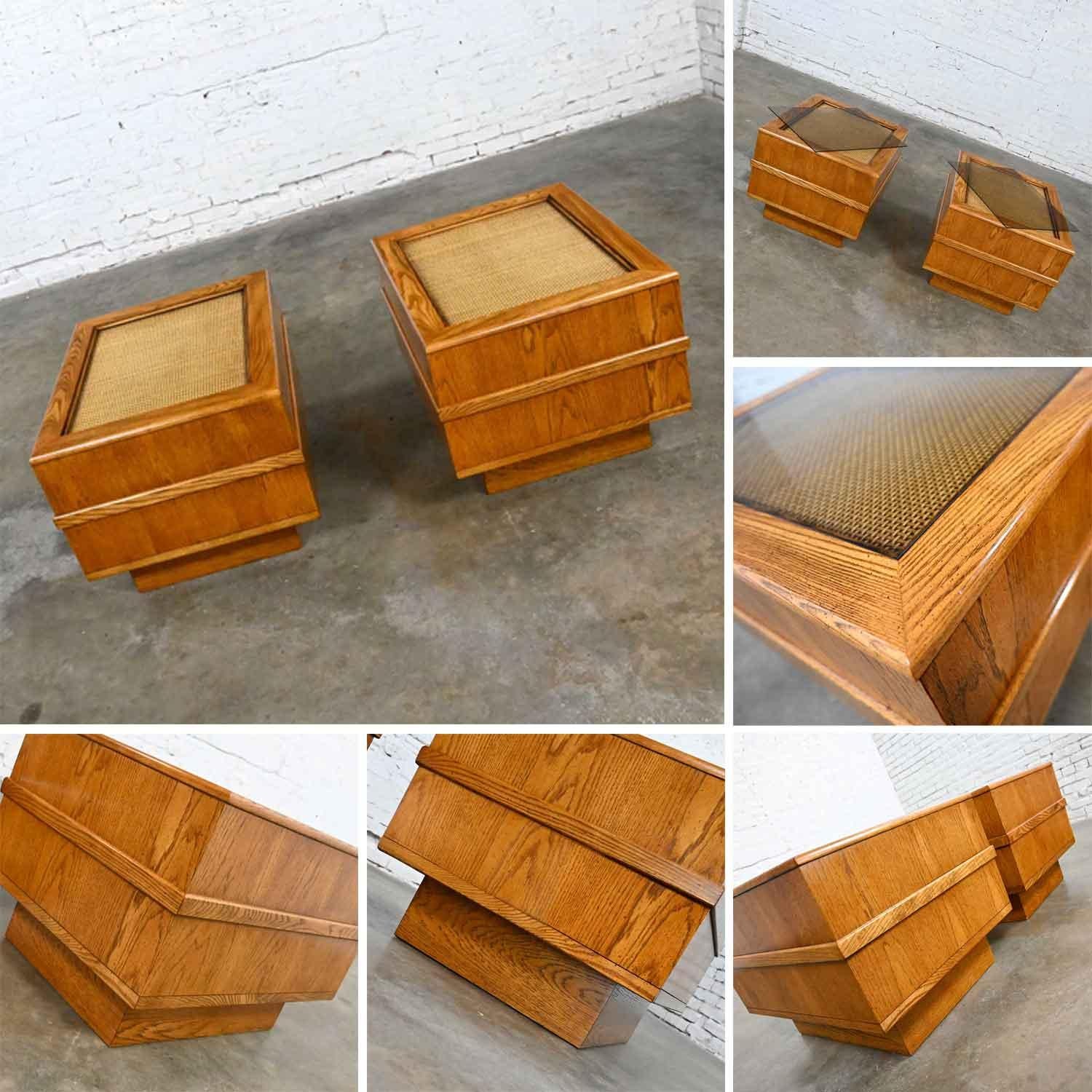 Tables d'appoint ou tables de nuit modernes en chêne avec cannage et plateau en verre et base à piédestal en vente 7