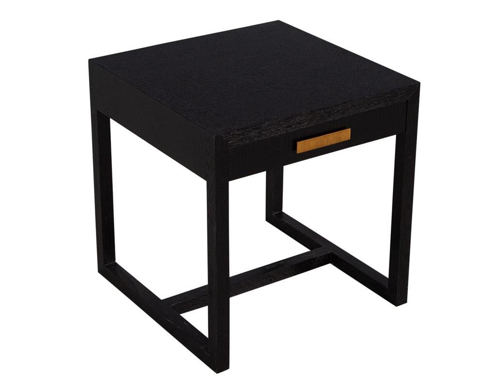 Table d'appoint moderne en chêne noirci brossé au fil métallique avec un tiroir coulissant. Doté d'une quincaillerie métallique personnalisée et d'une finition texturée à la broche en fil de fer unique.

Le prix comprend la livraison gratuite sur