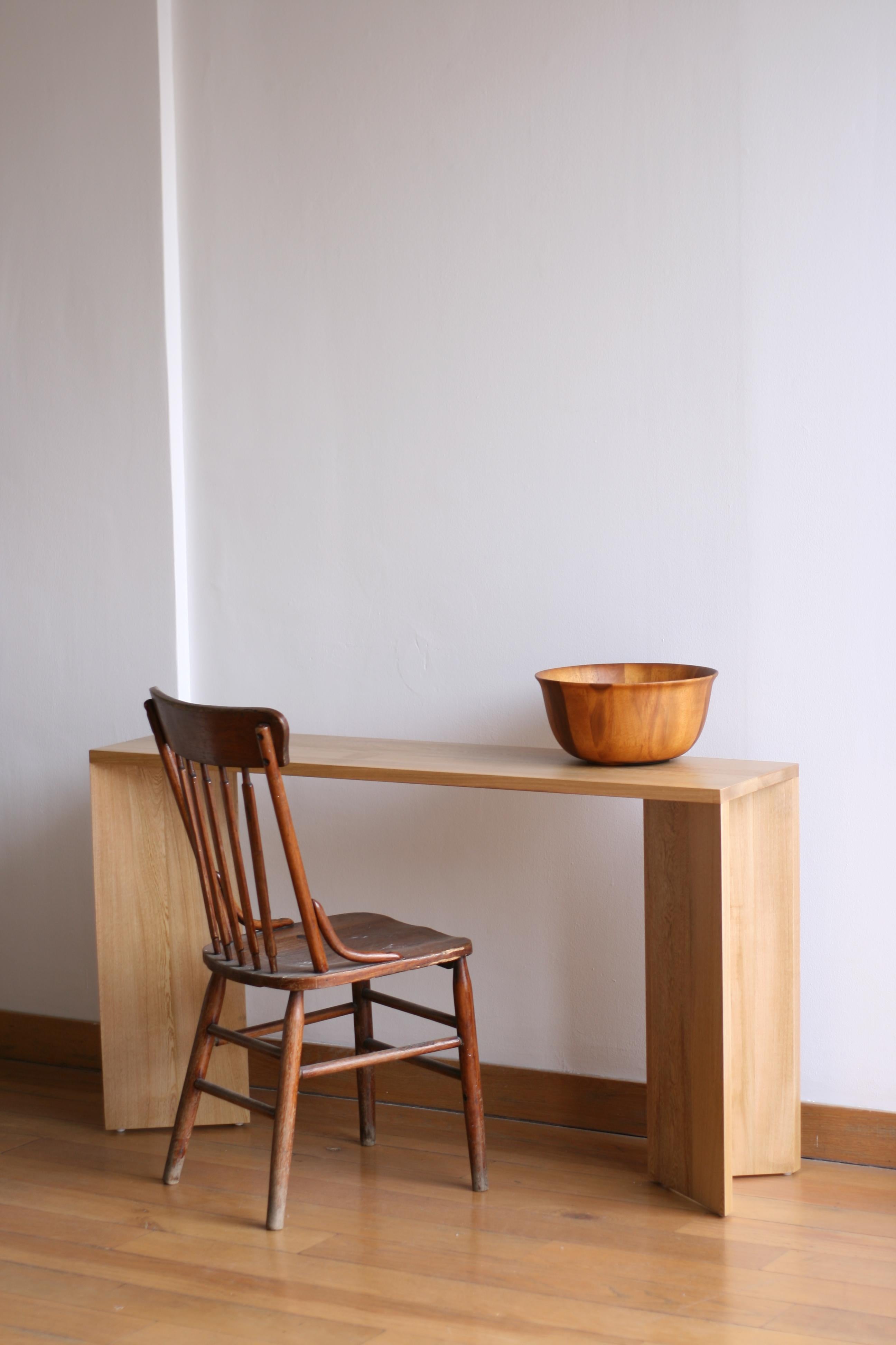 V Console: simple and elegant. Made of Oak wood. 