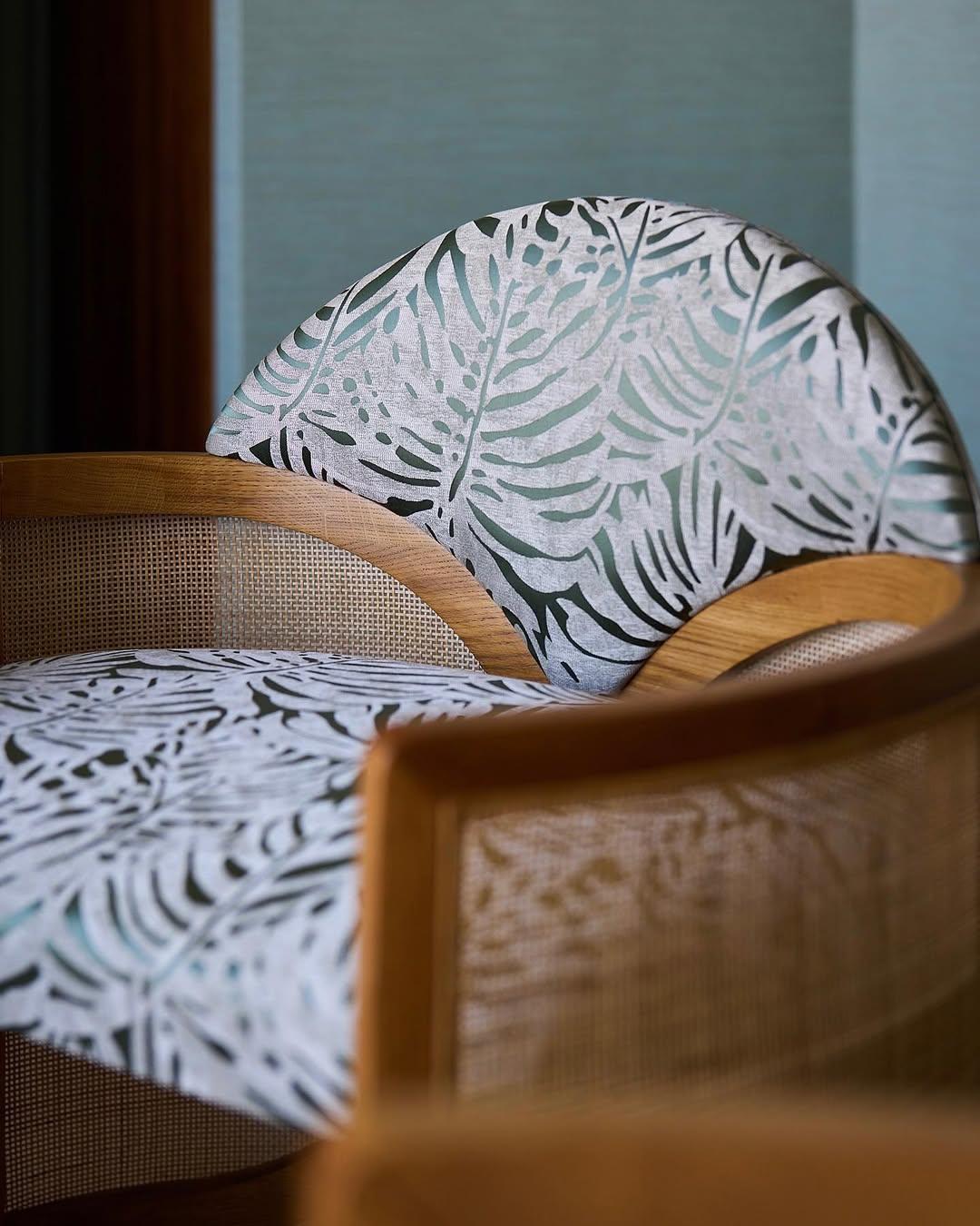 Asiento moderno de madera de roble Cane Weaving Cross My Heart Loveseat Bench, Carla Baz Roble en venta