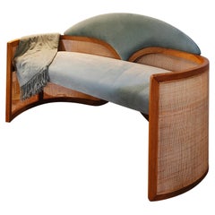 Panchina moderna in legno di Oak Wood con intreccio di canne Cross My Heart, Carla Baz