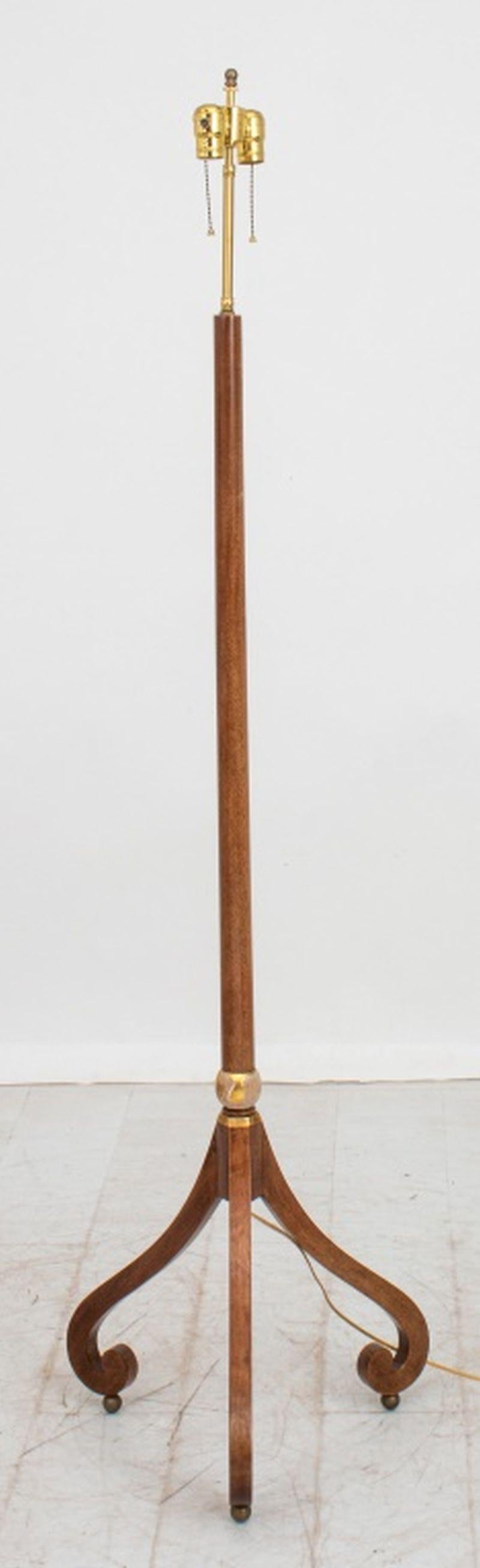 Mid-Century Modern Modern Oak Wood Tripod Floor Lamp For Sale