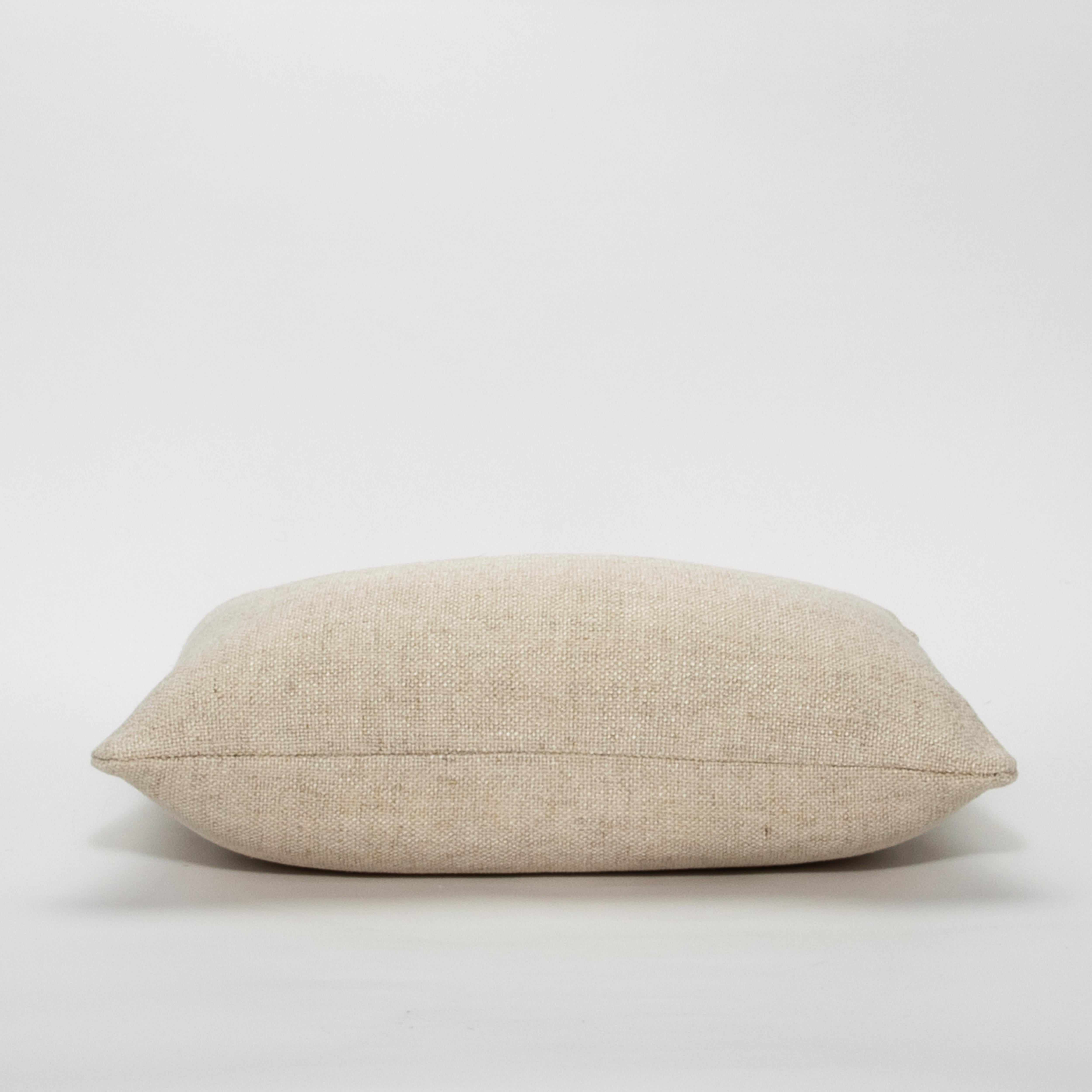 Fabriqué avec une attention méticuleuse aux détails, le coussin décoratif Modern-Decor Weave de MOGUL rayonne d'un luxe discret. La teinte neutre et douce de l'avoine est complétée par une texture tissée raffinée, conférant profondeur et