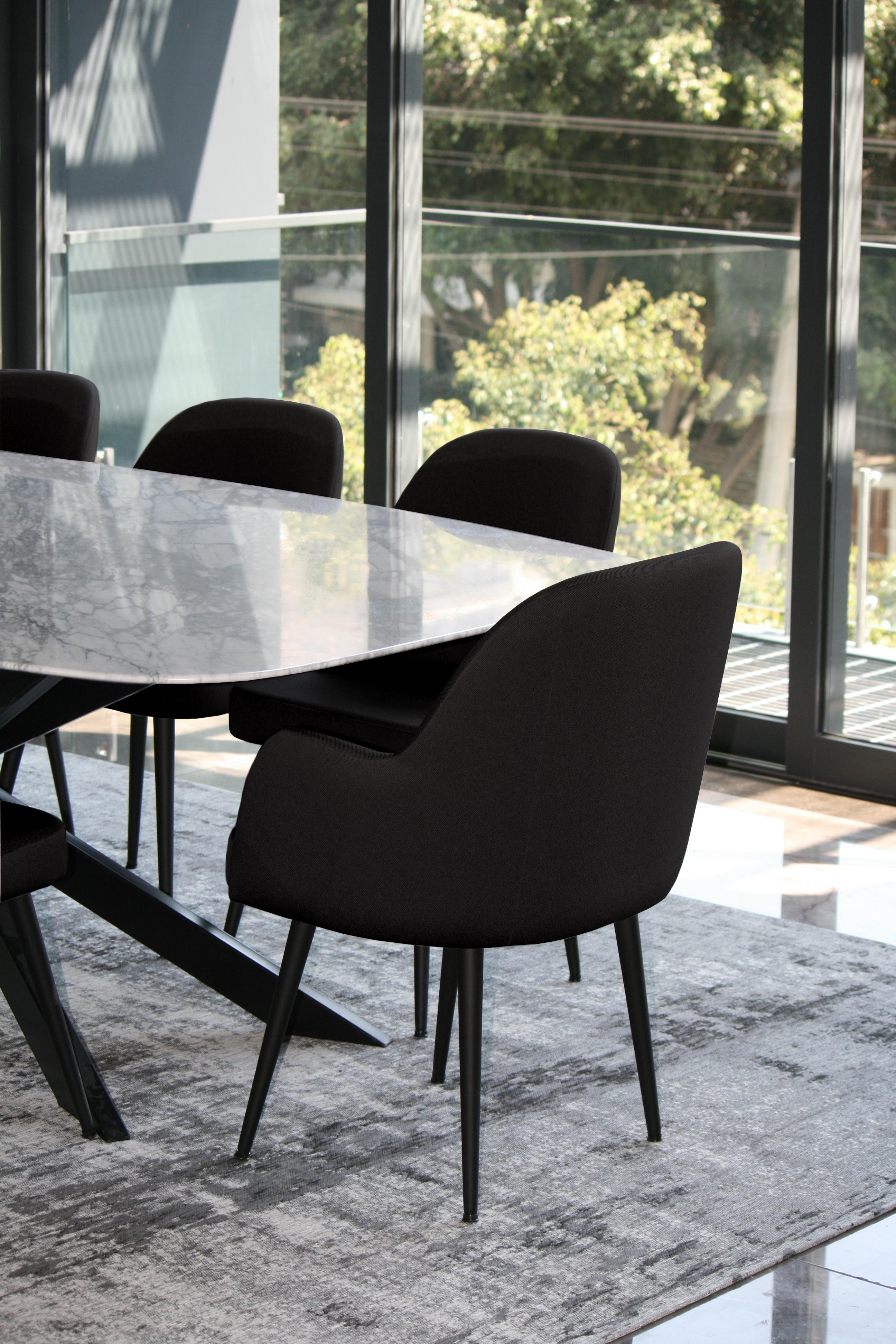Verniciatura a polvere Poltrona da pranzo moderna in tessuto ecopelle Obsidian Black con base in acciaio Black in vendita