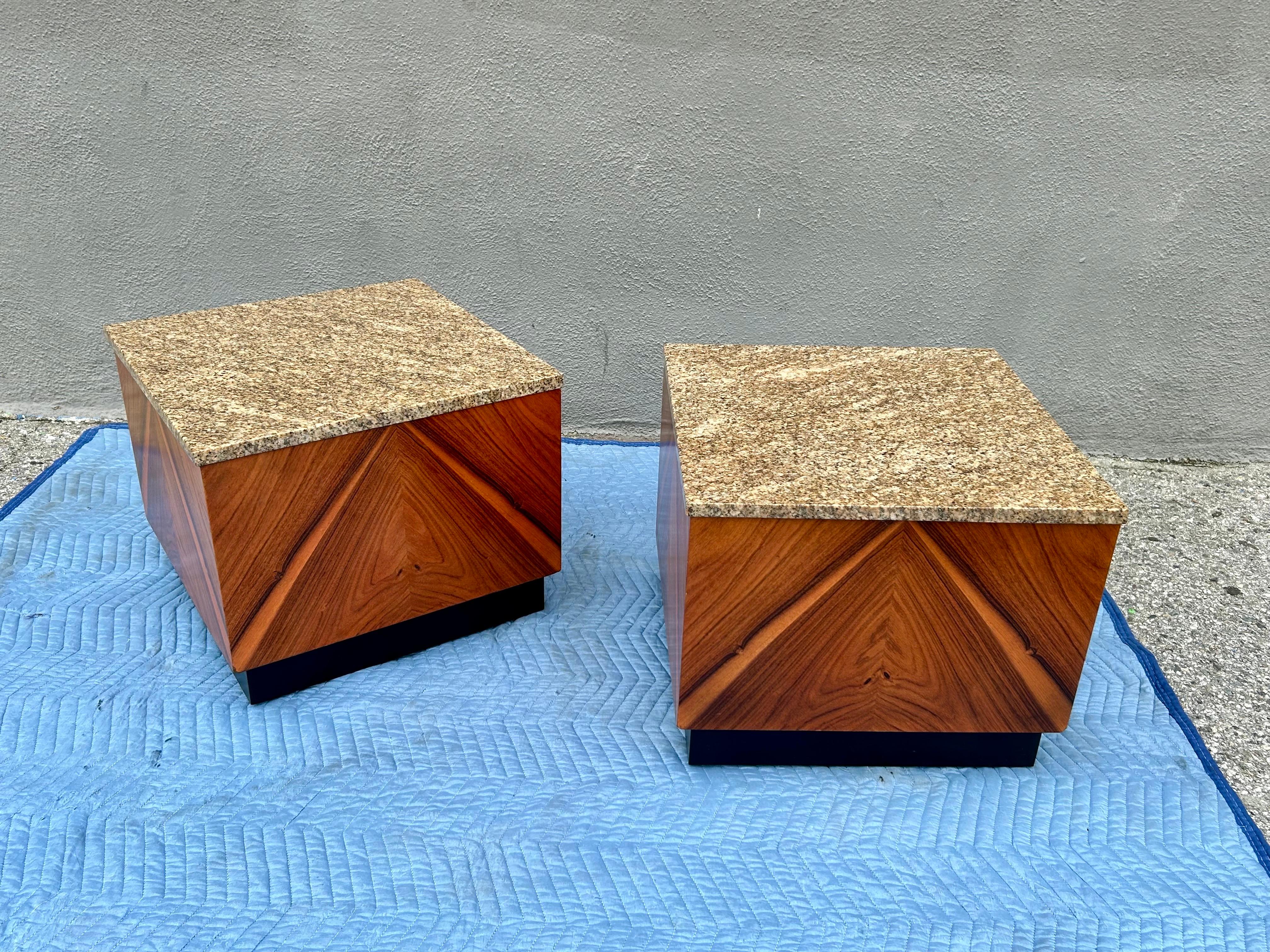 Travail du bois Tables d'appoint modernes avec plateau en marbre en vente