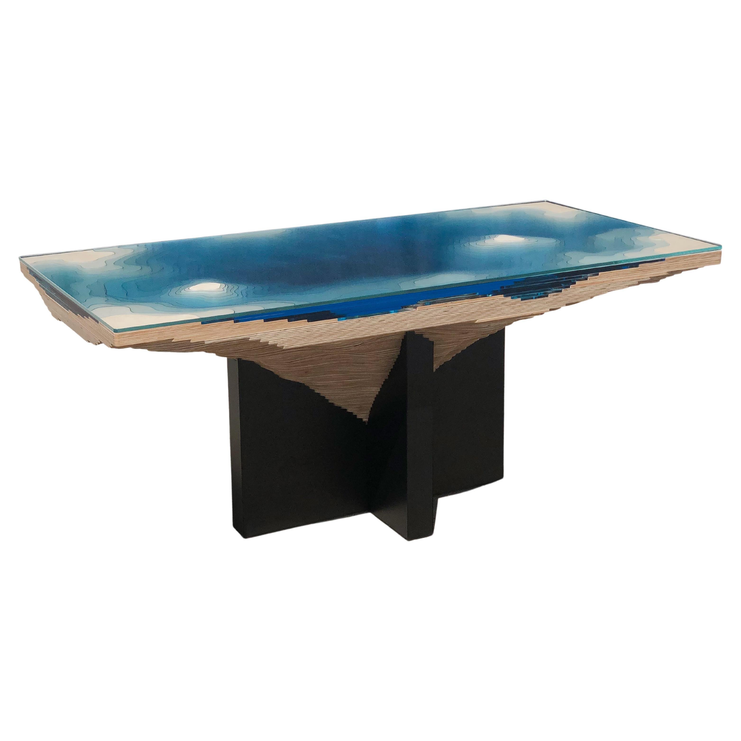 Moderner Esstisch aus Birke und Glas mit schwarzem Untergestell im Angebot