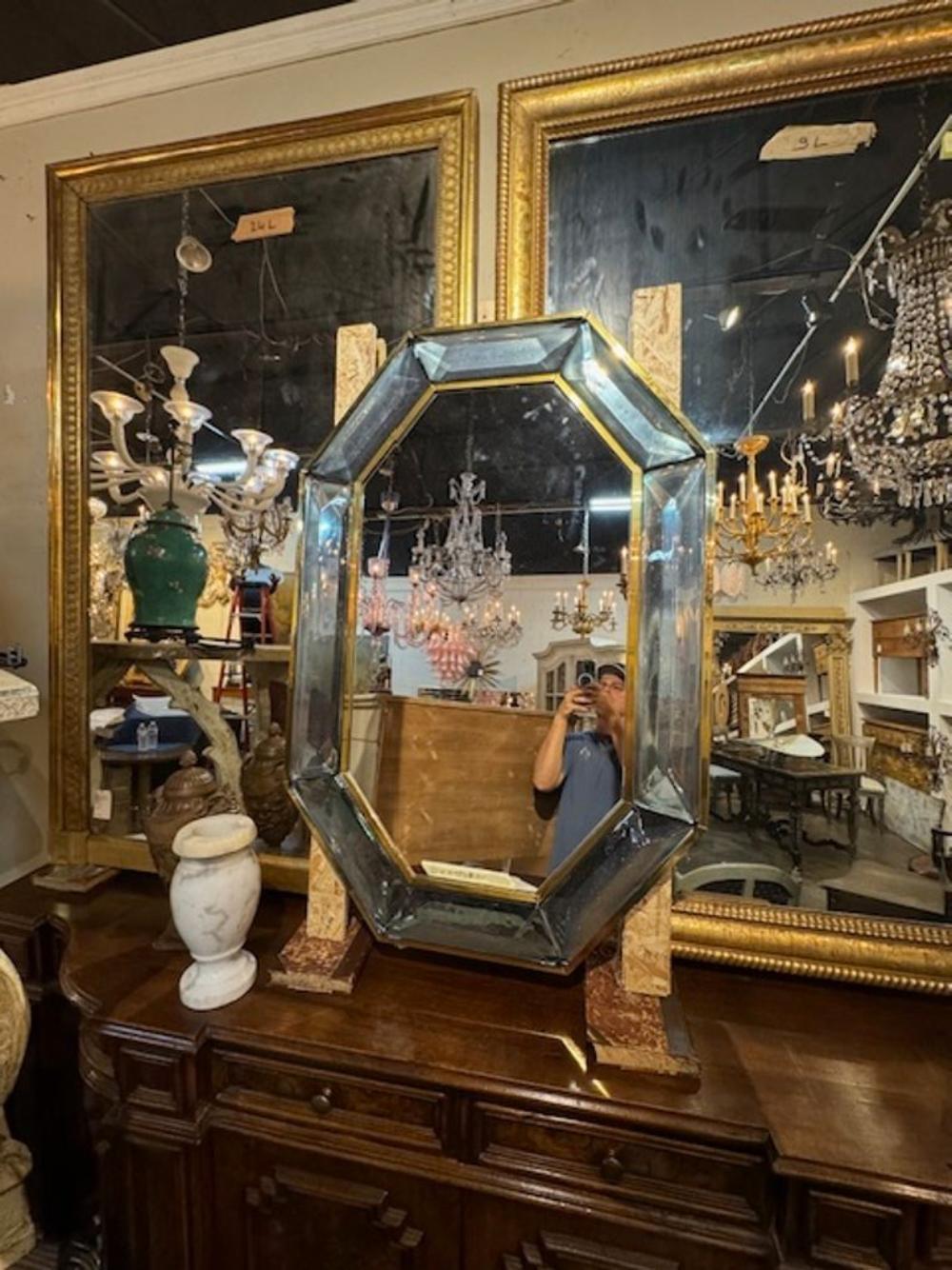 Magnifique miroir en verre de Murano de forme octogonale en vert Fontana. Crée un look design. C'est si joli !