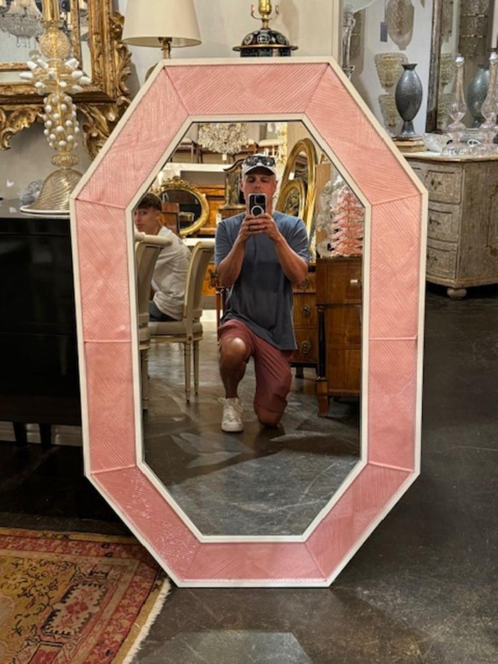 Magnifique miroir de forme octogonale en verre rose de Murano dans un cadre en bois. Ajoute une véritable touche de design. C'est si joli !

