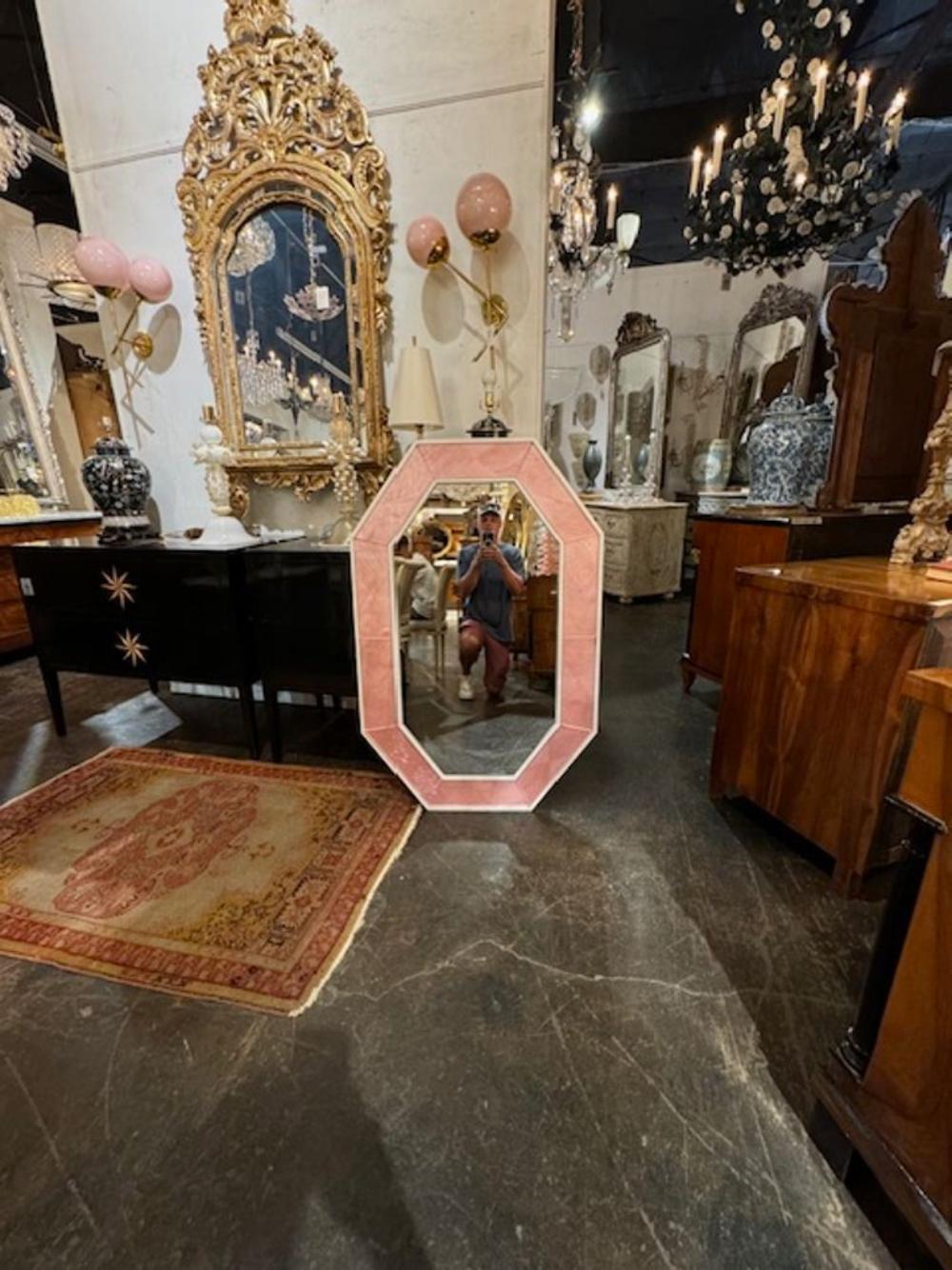 italien Miroir octogonal moderne en verre de Murano rose dans un cadre en bois en vente