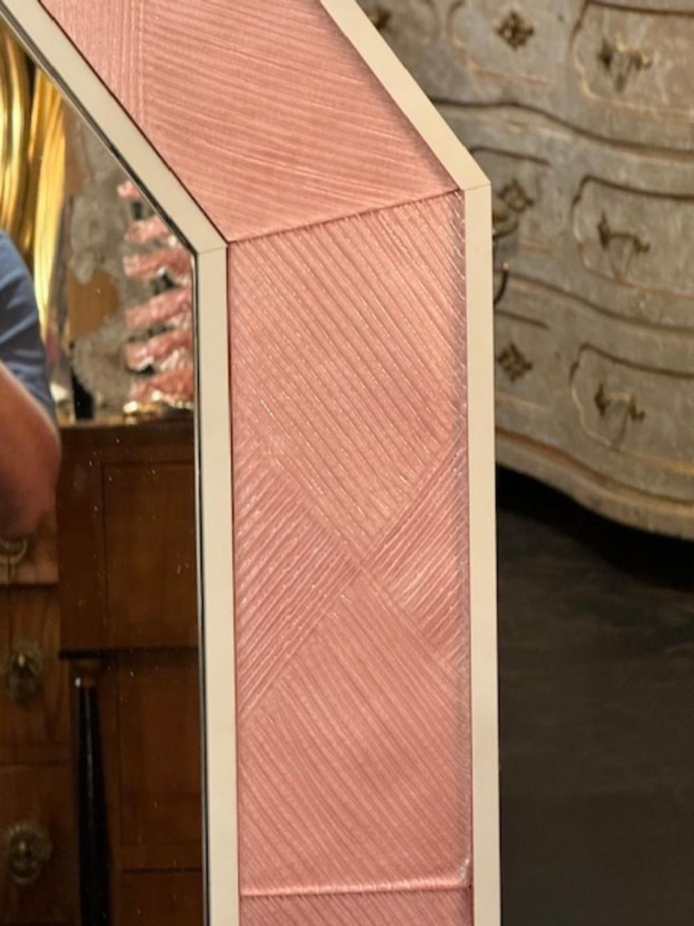 XXIe siècle et contemporain Miroir octogonal moderne en verre de Murano rose dans un cadre en bois en vente
