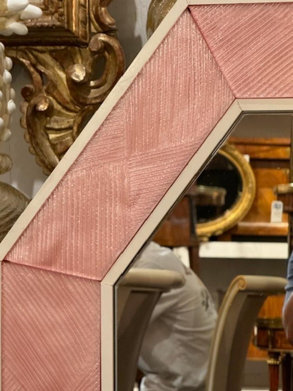 Verre de Murano Miroir octogonal moderne en verre de Murano rose dans un cadre en bois en vente